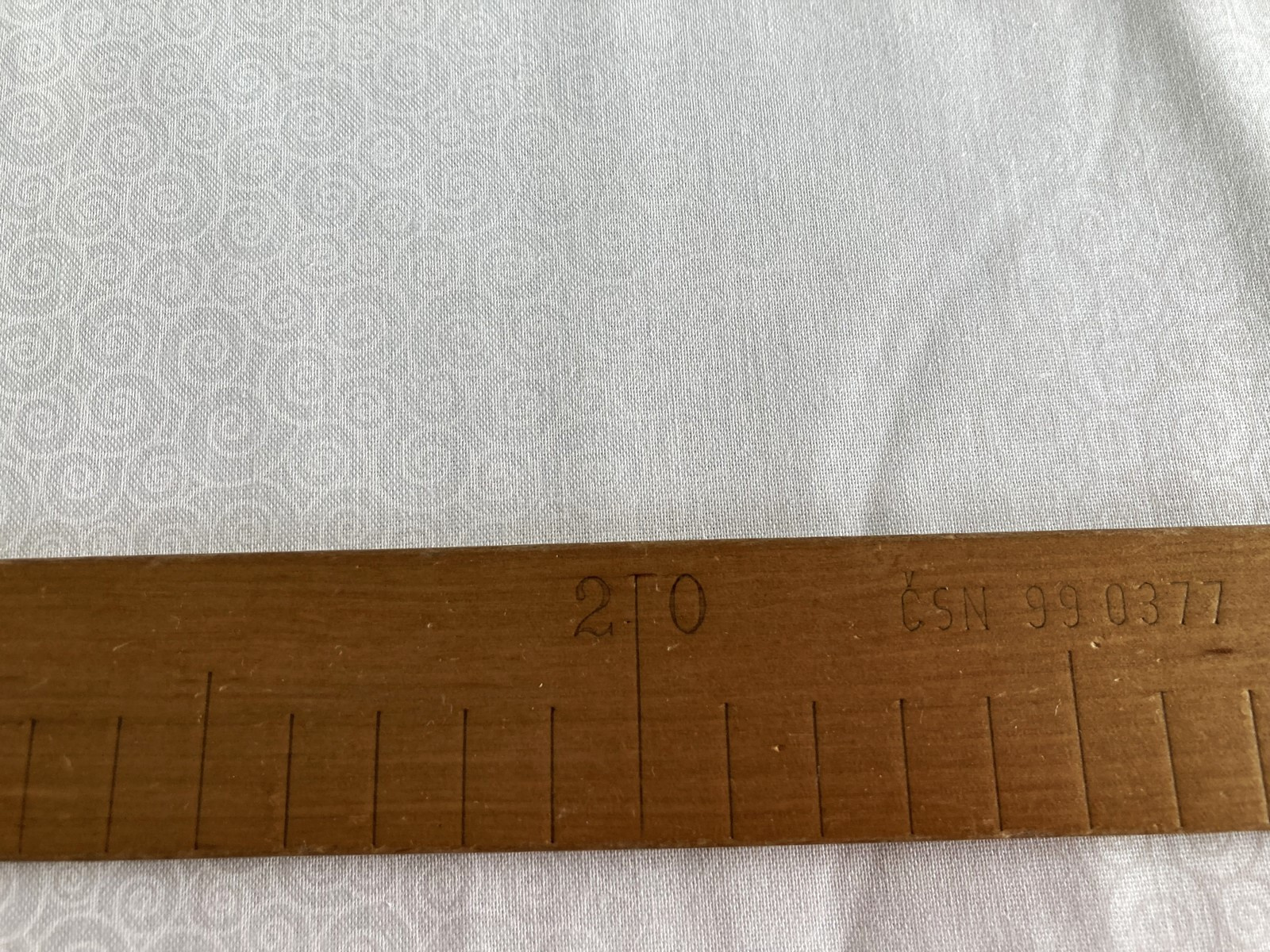 Bavlněná látka - bílé spirály na bílé - šíře 140cm