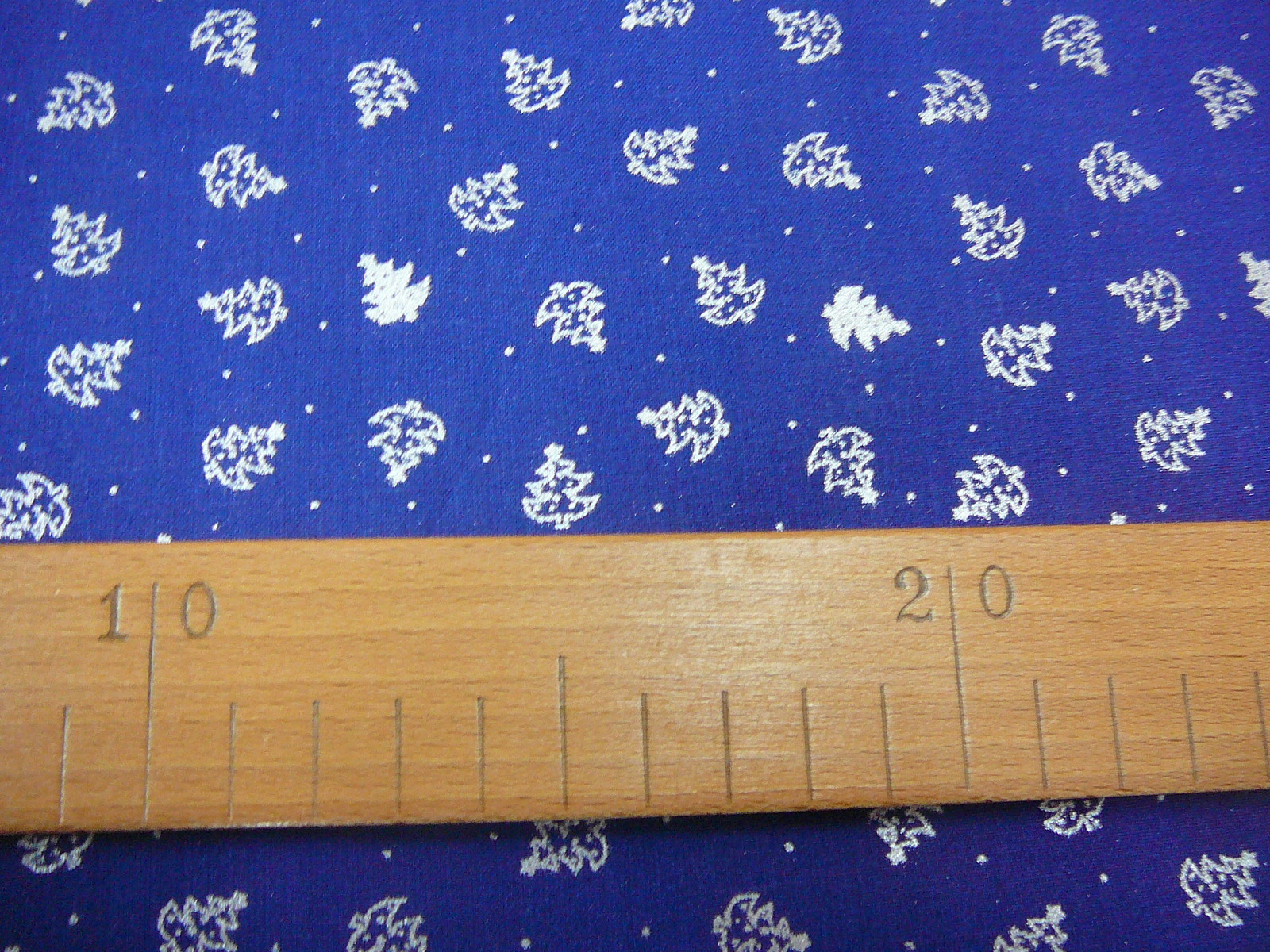 Bavlněná látka - stříbrný stromeček na modré - posledních 90cm