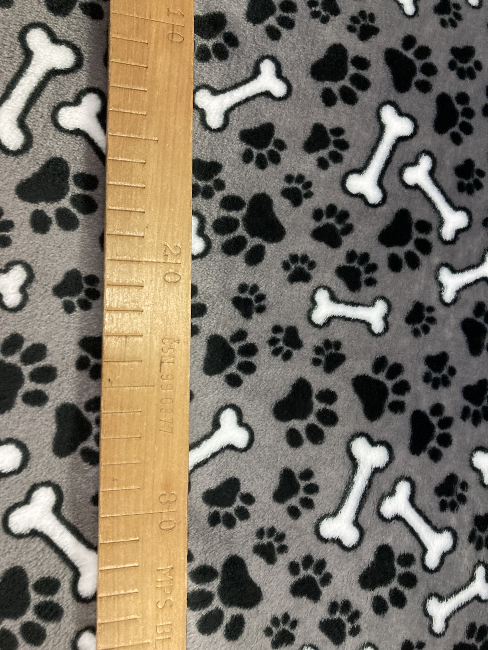 Fleece - tlapky na šedé - šíře 150cm