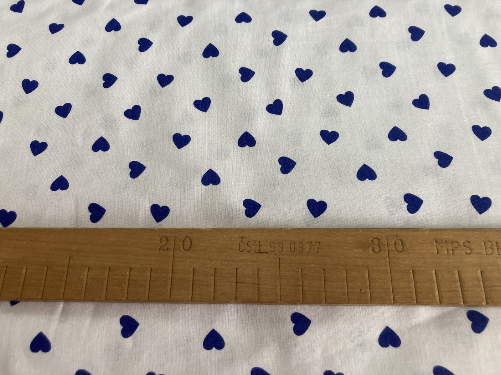 Bavlněná látka - tmavě modrá srdíčka na bílé - šíře 160cm