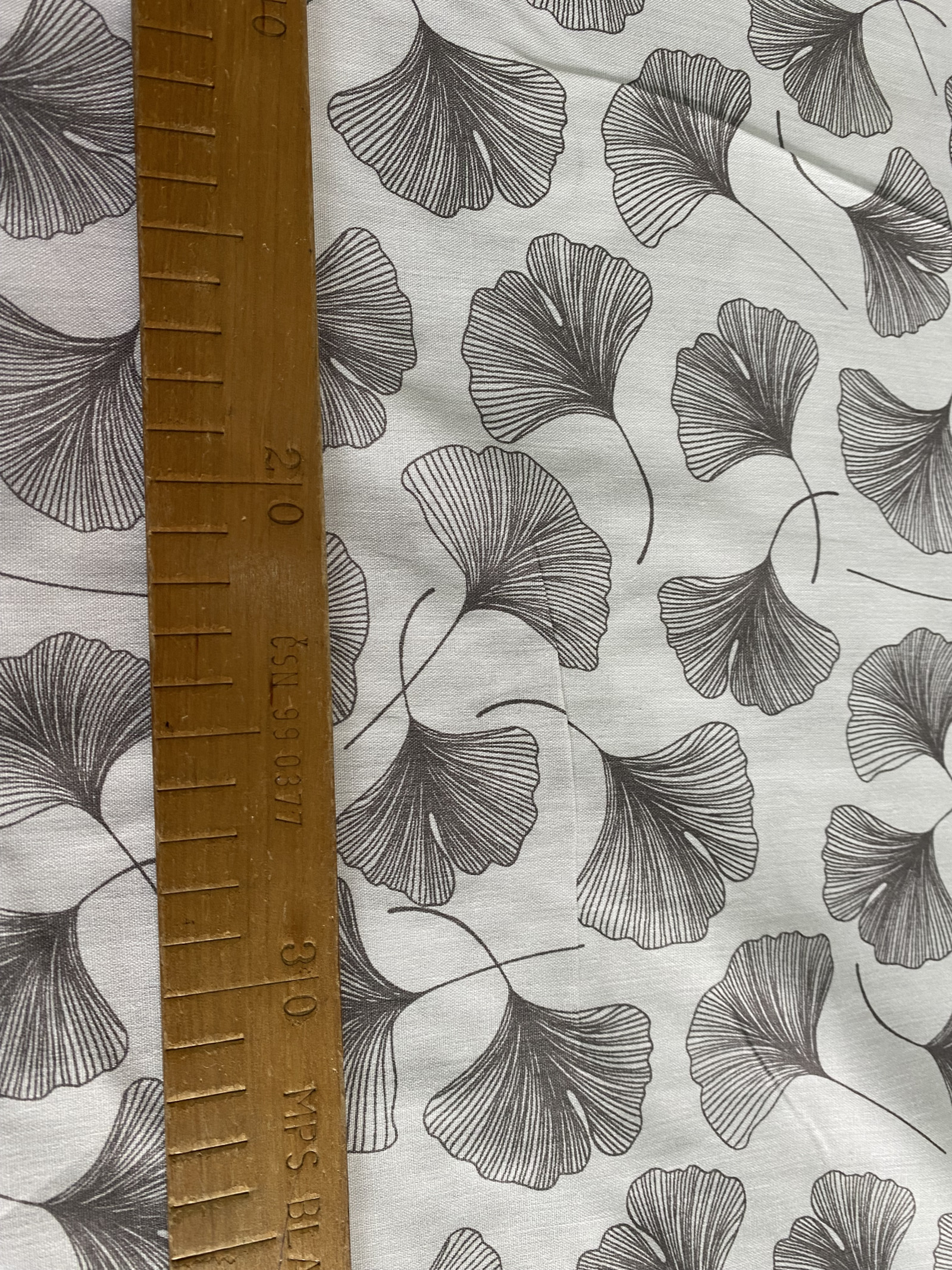 Bavlněná látka - tm. šedé listy ginkgo biloba - šíře 140cm