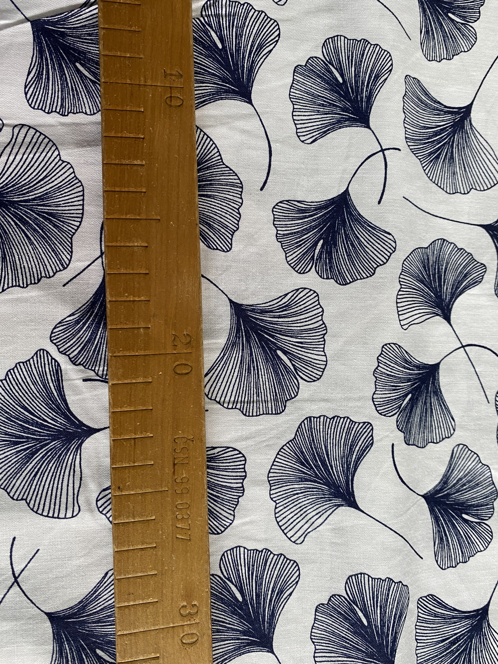 Bavlněná látka - tm. modré listy ginkgo biloba - šíře 140cm
