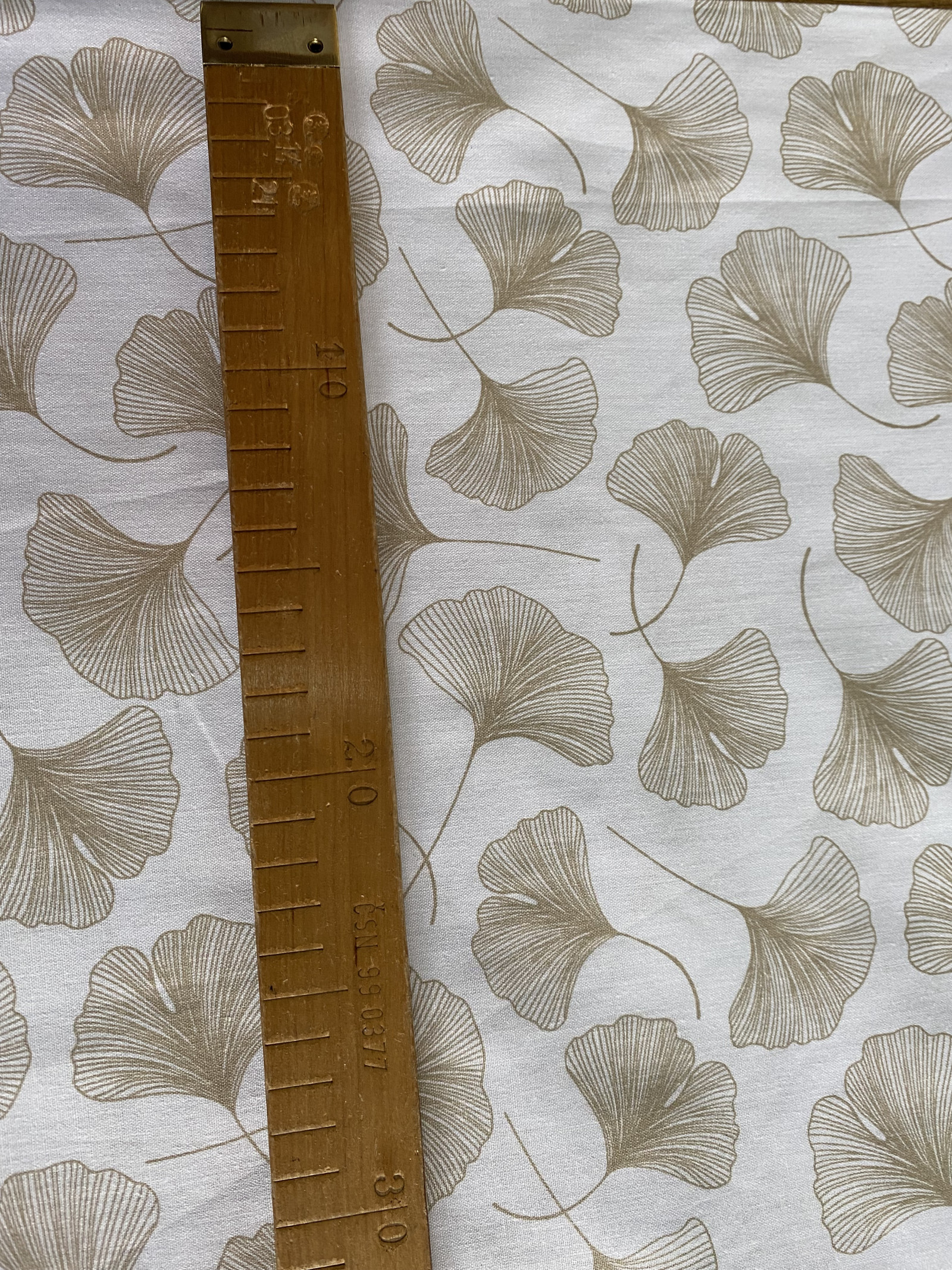 Bavlněná látka - béžové listy ginkgo biloba - šíře 140cm