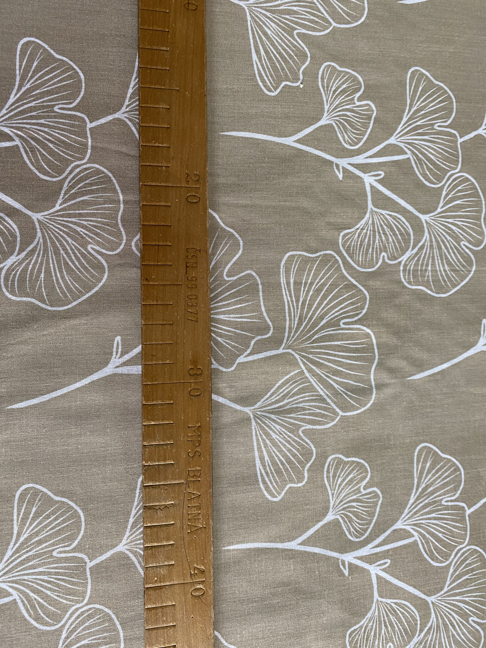 Bavlněná látka - ginkgo biloba na béžové - šíře 140cm