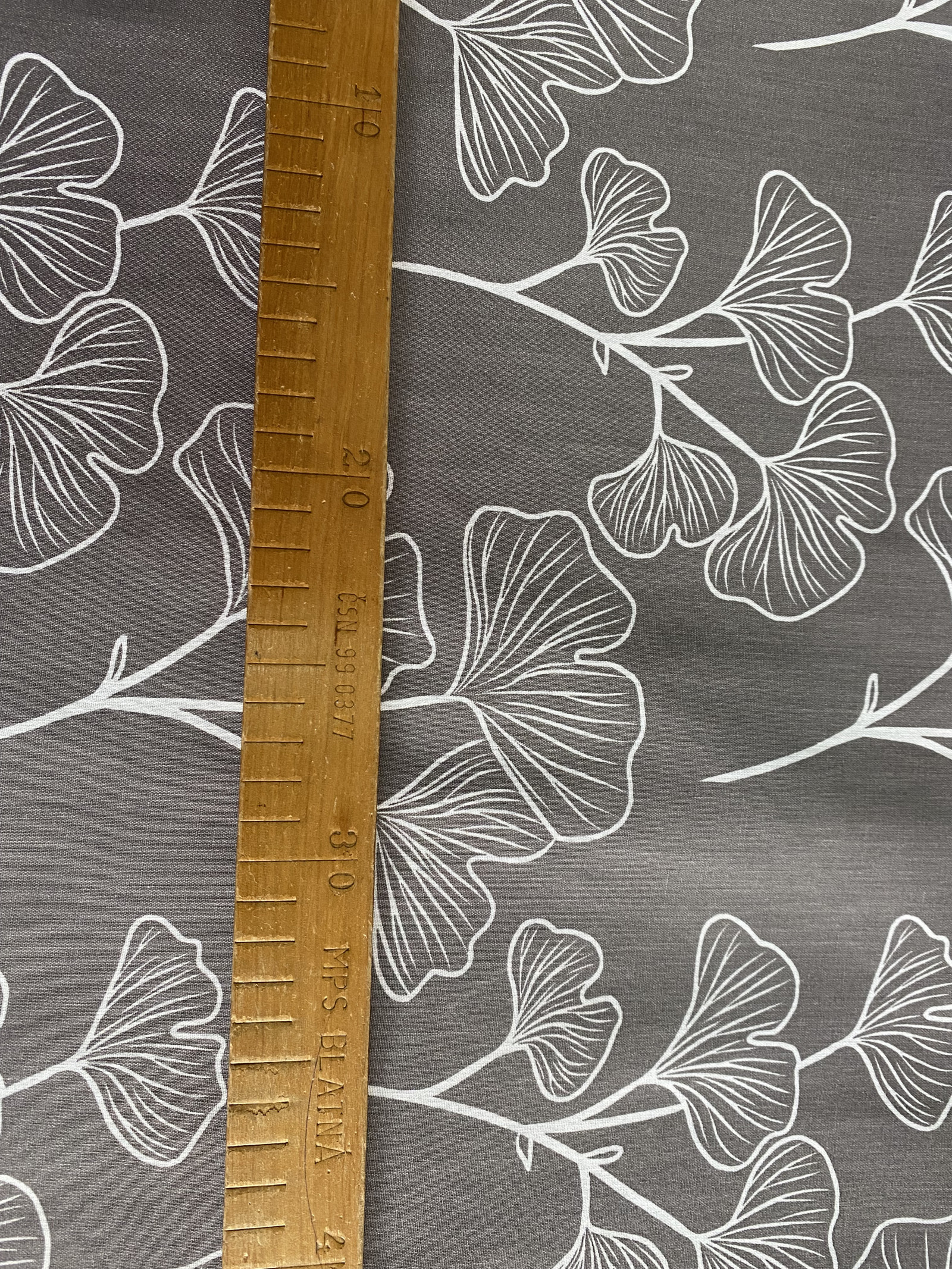 Bavlněná látka - ginkgo biloba na tmavě šedé - šíře 140cm