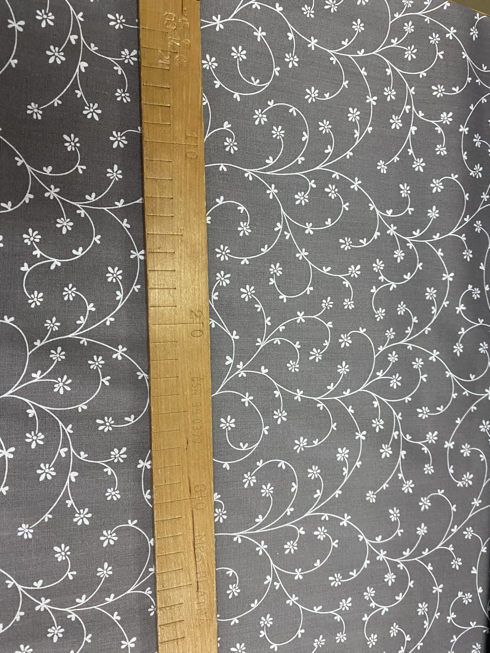 Bavlněná látka - bílé kytičky na šedé - šíře 140cm