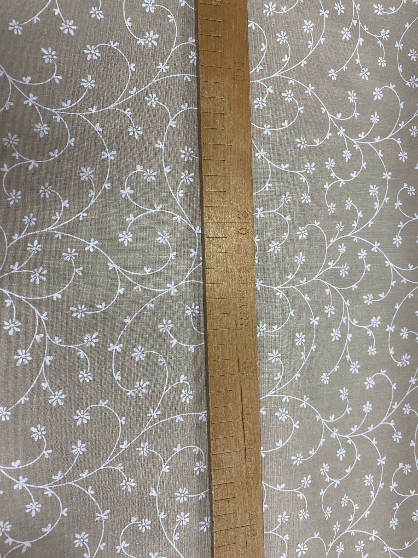 Bavlněná látka - bílé kytičky na béžové - šíře 140cm