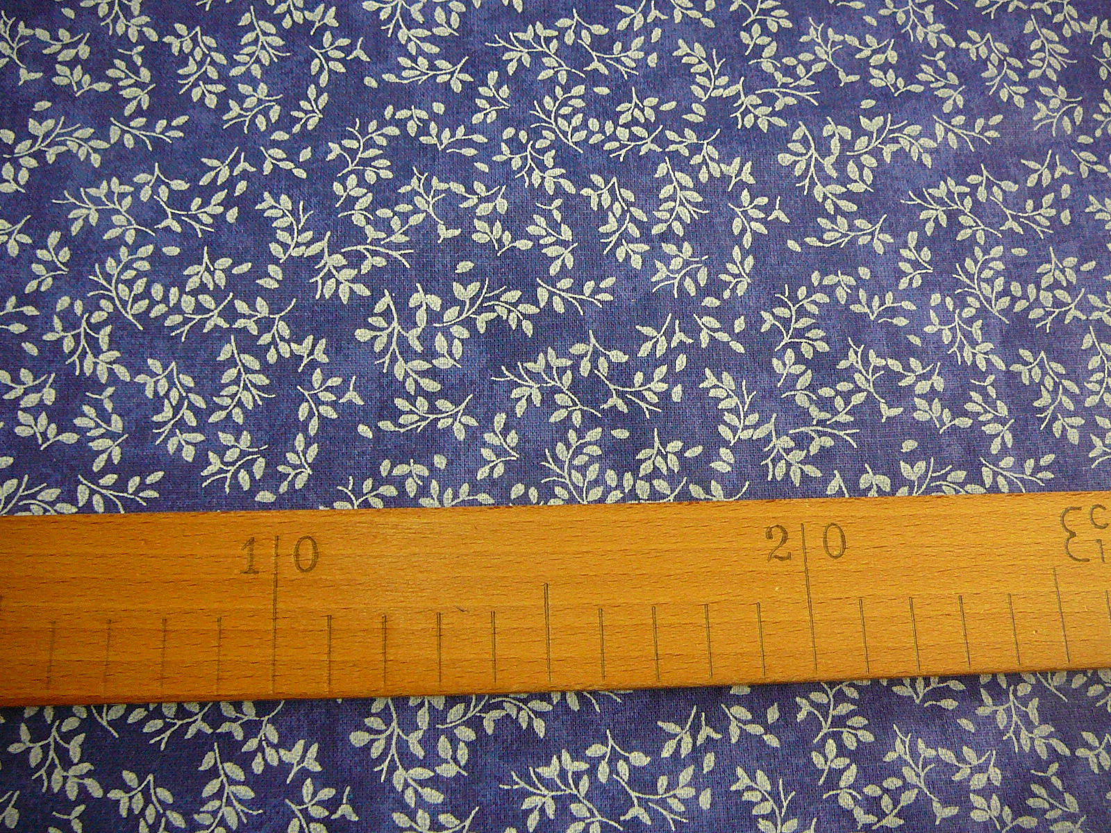 Bavlněná látka - větvičky na tmavě modrém mramoru - posledních 70cm