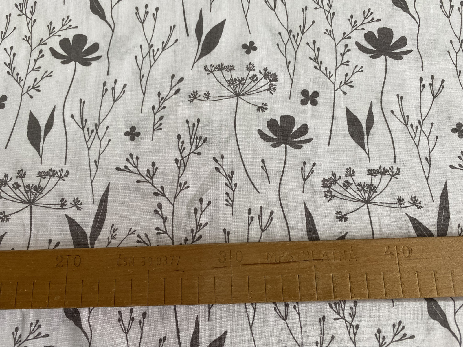 Bavlněná látka - šedé kytičky na bílé - šíře 140cm