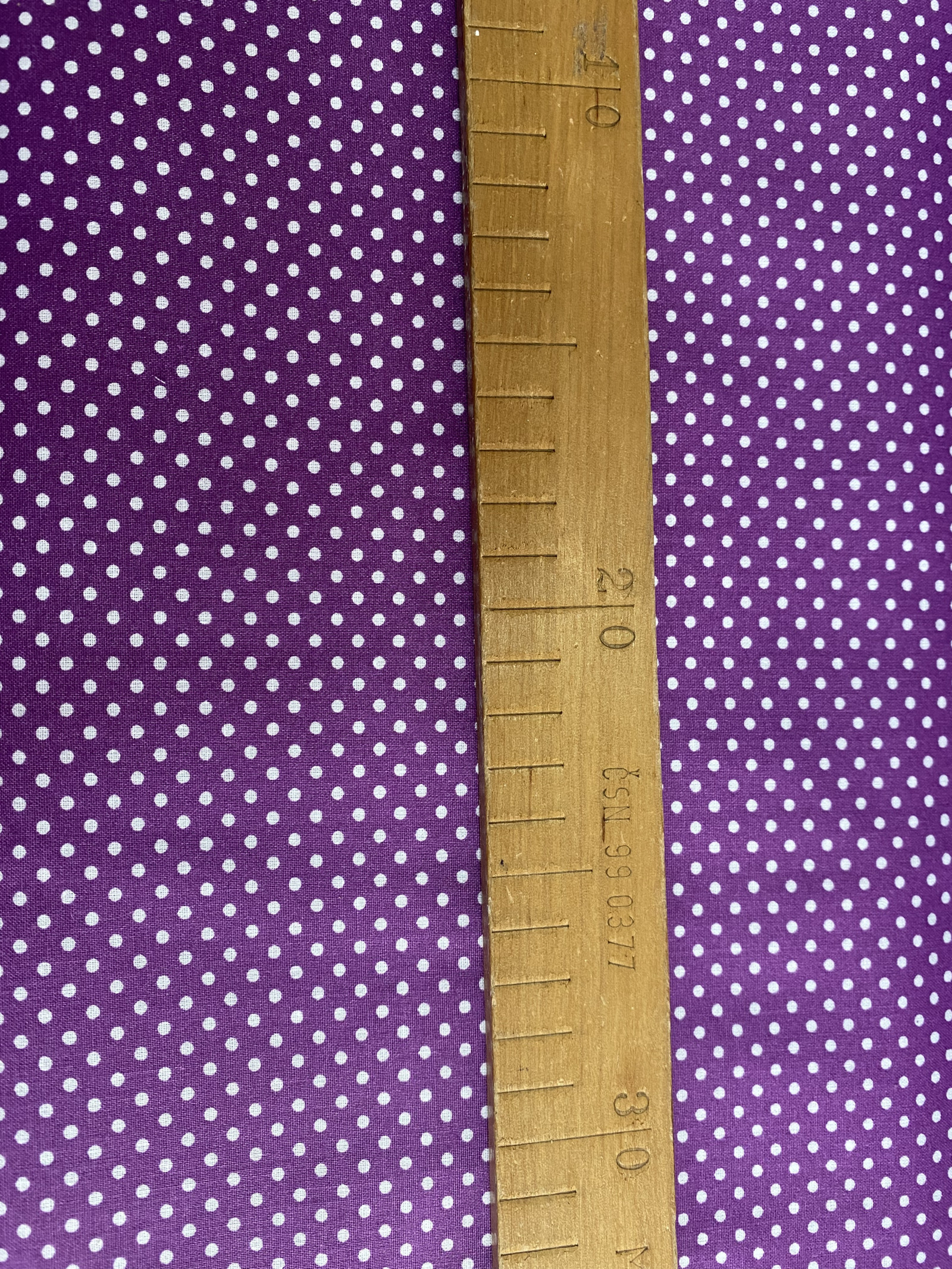 Bavlněná látka - puntíček na fialové - šíře 140cm