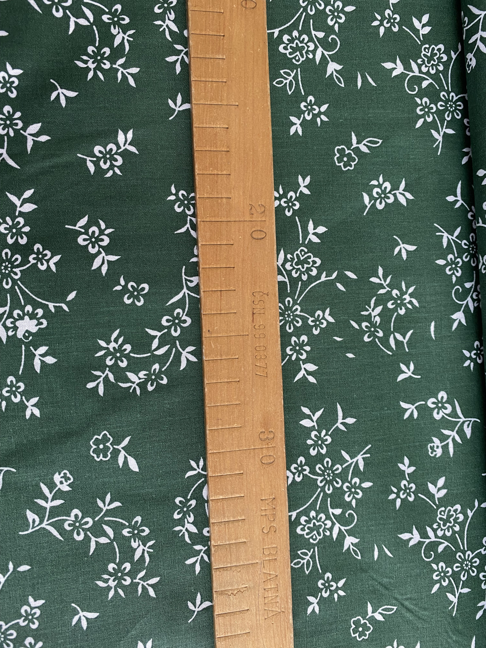 Bavlněná látka - bílé kytičky na tmavě zelené - šíře 140cm