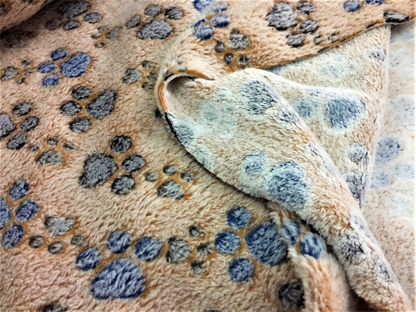 fleece- hnědé a modré tlapky na hnědé - šíře 150cm