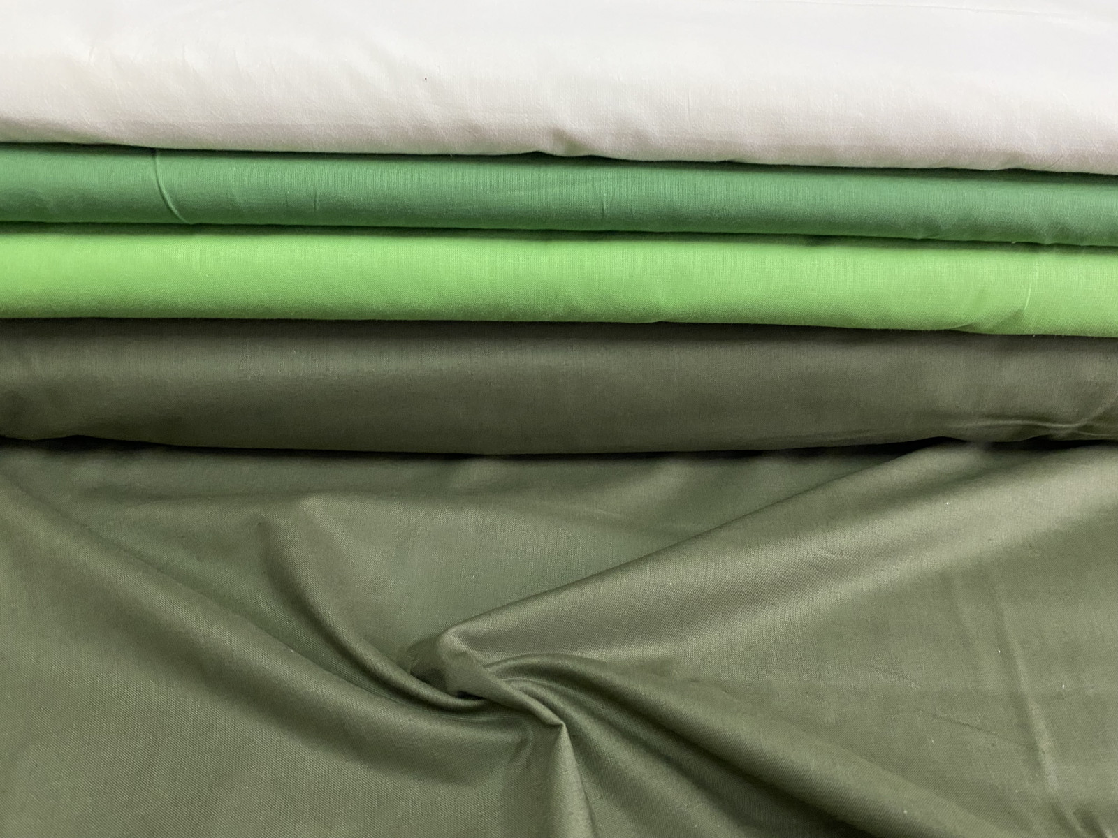 Bavlněná látka - jednobarevná tmavě zelená - šíře 140cm