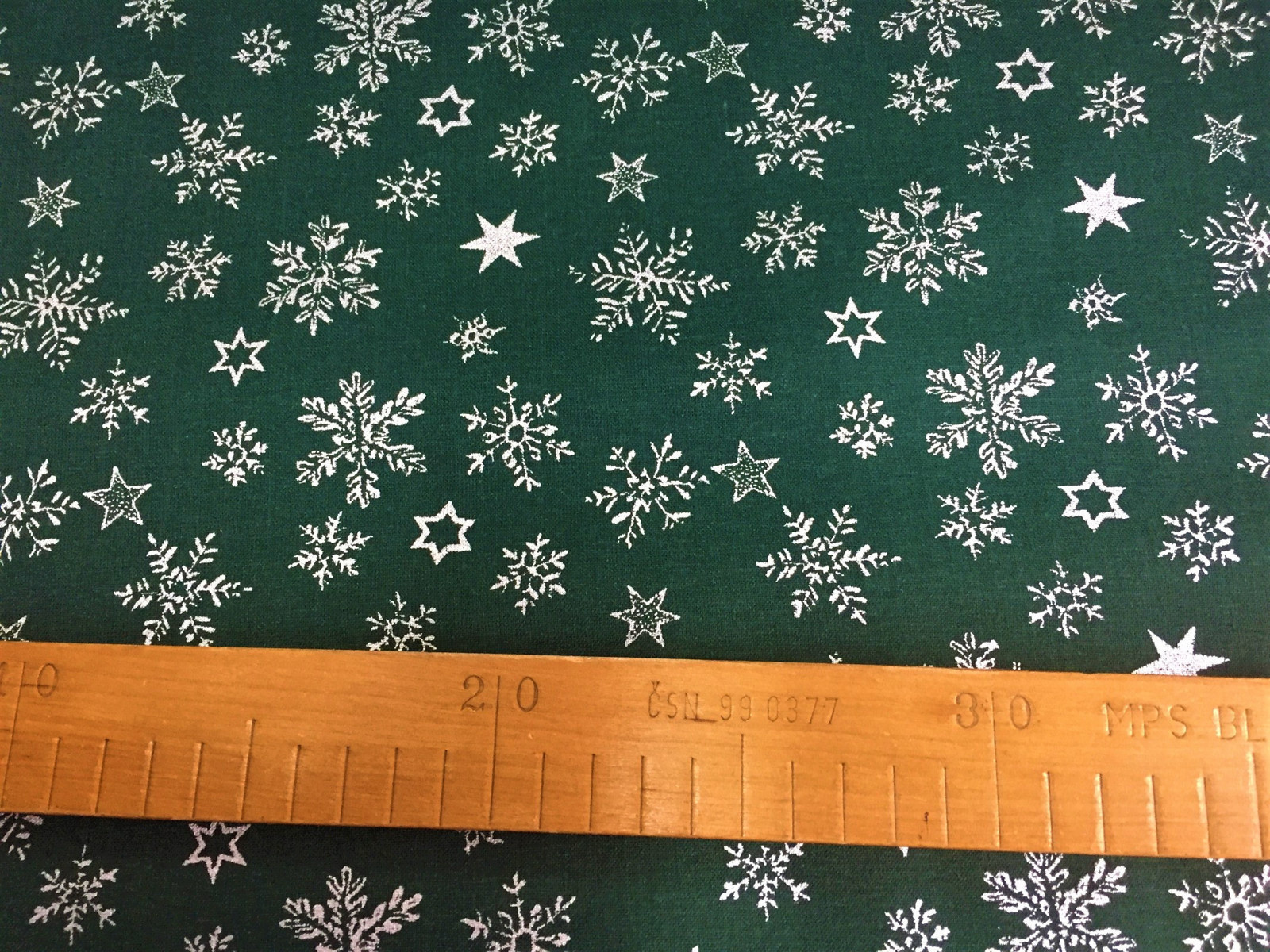 Bavlněná látka - stříbrné vločky na zelené - posledních 110cm