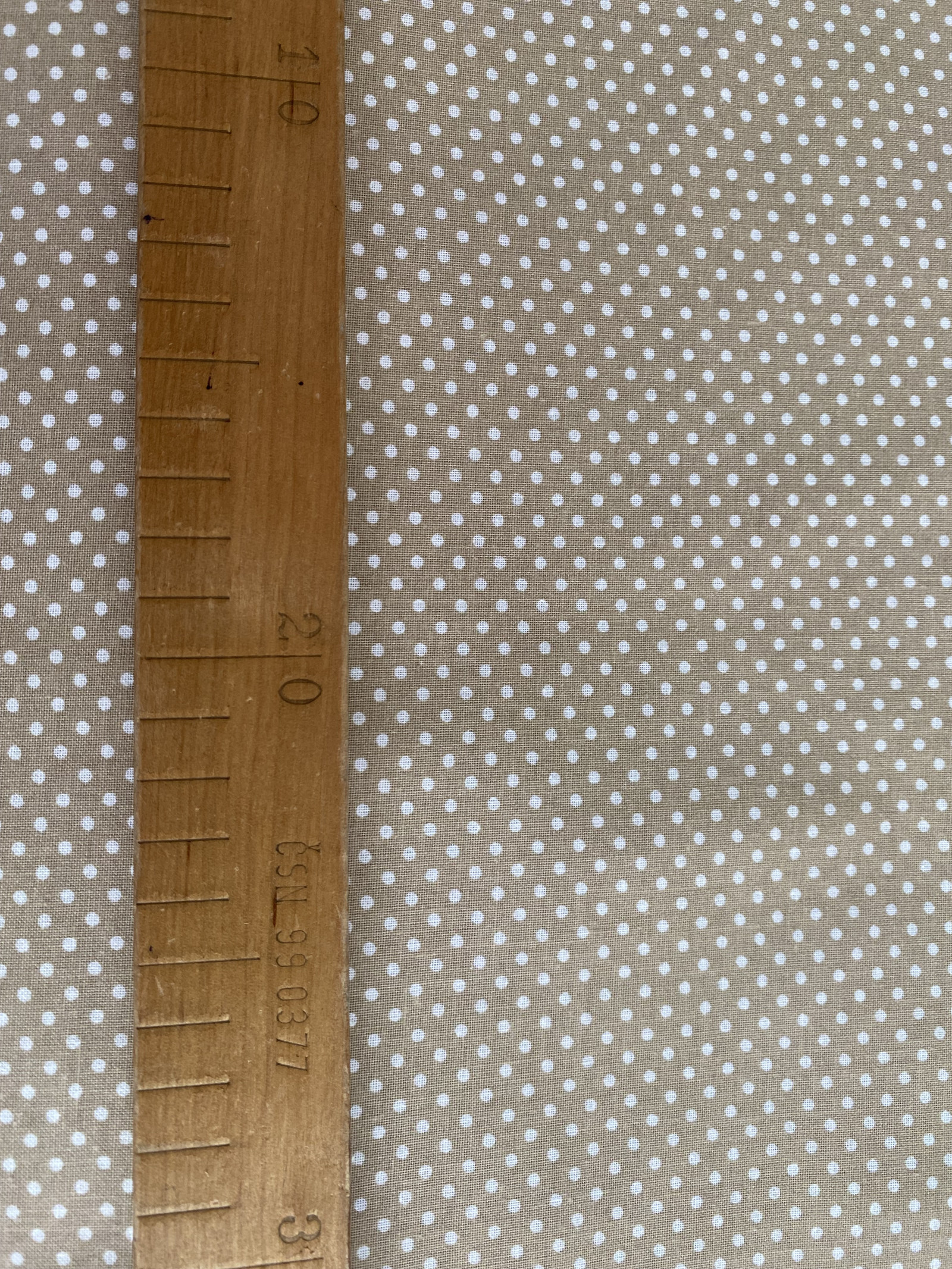 Bavlněná látka - bílý puntíček na béžové - šíře 140cm