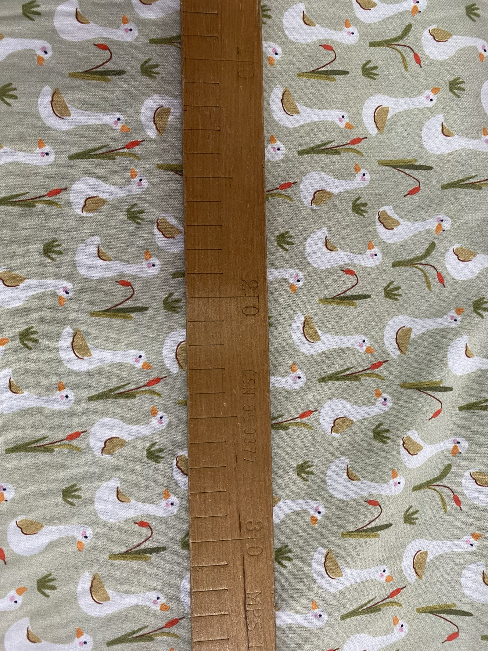 Bavlněná látka - husičky na zelenkavé - šíře 160cm