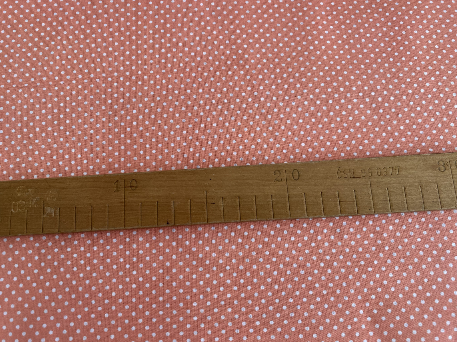 Bavlněná látka - bílý puntíček na lososové - šíře 140cm
