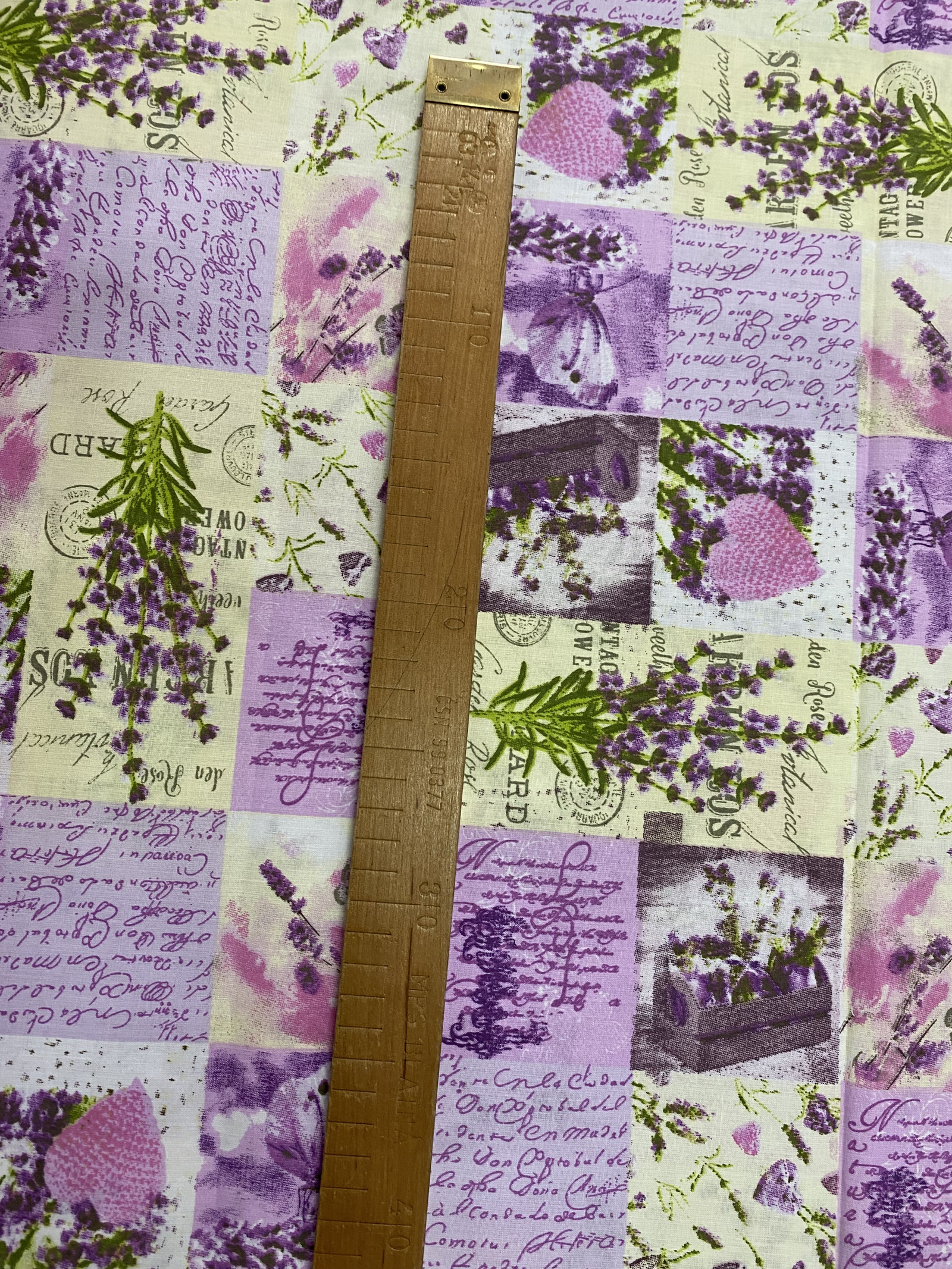 Bavlněná látka - levandule a text - šíře 160cm