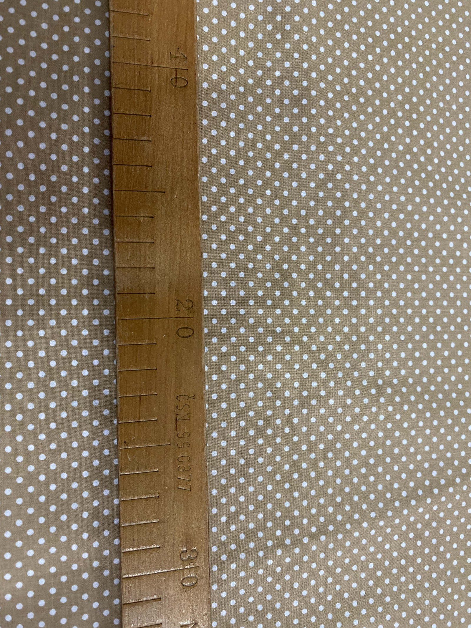 Bavlněná látka - bílý puntíček na béžové - šíře 150cm
