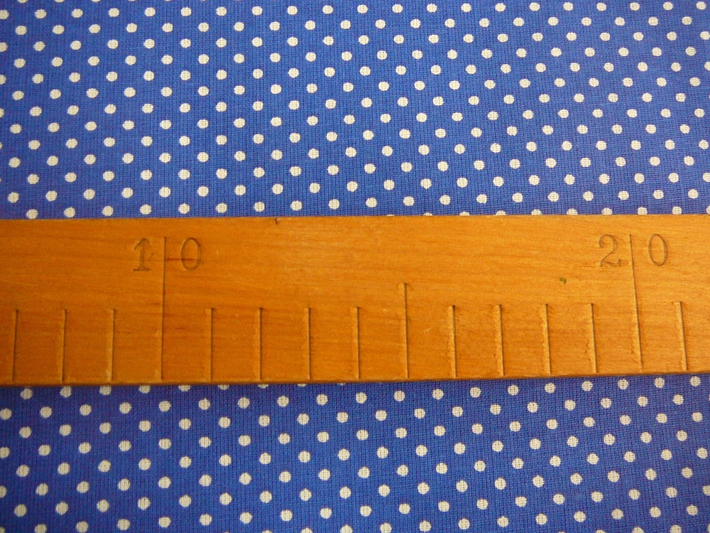 Bavlněná látka - puntíček na královsky modré - šíře 140cm