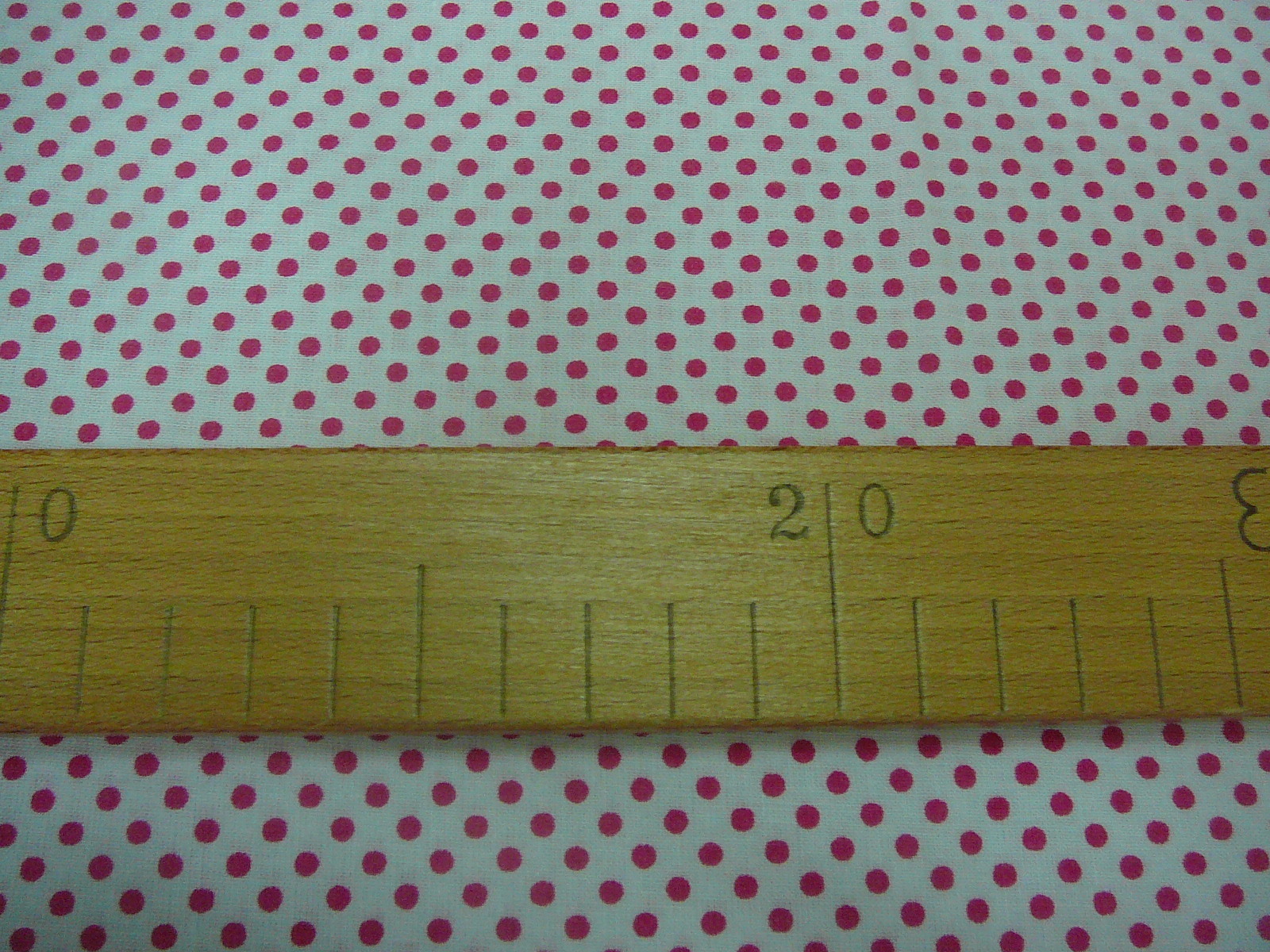 Bavlněná látka - sytě růžový puntíček na bílé - šíře 150cm