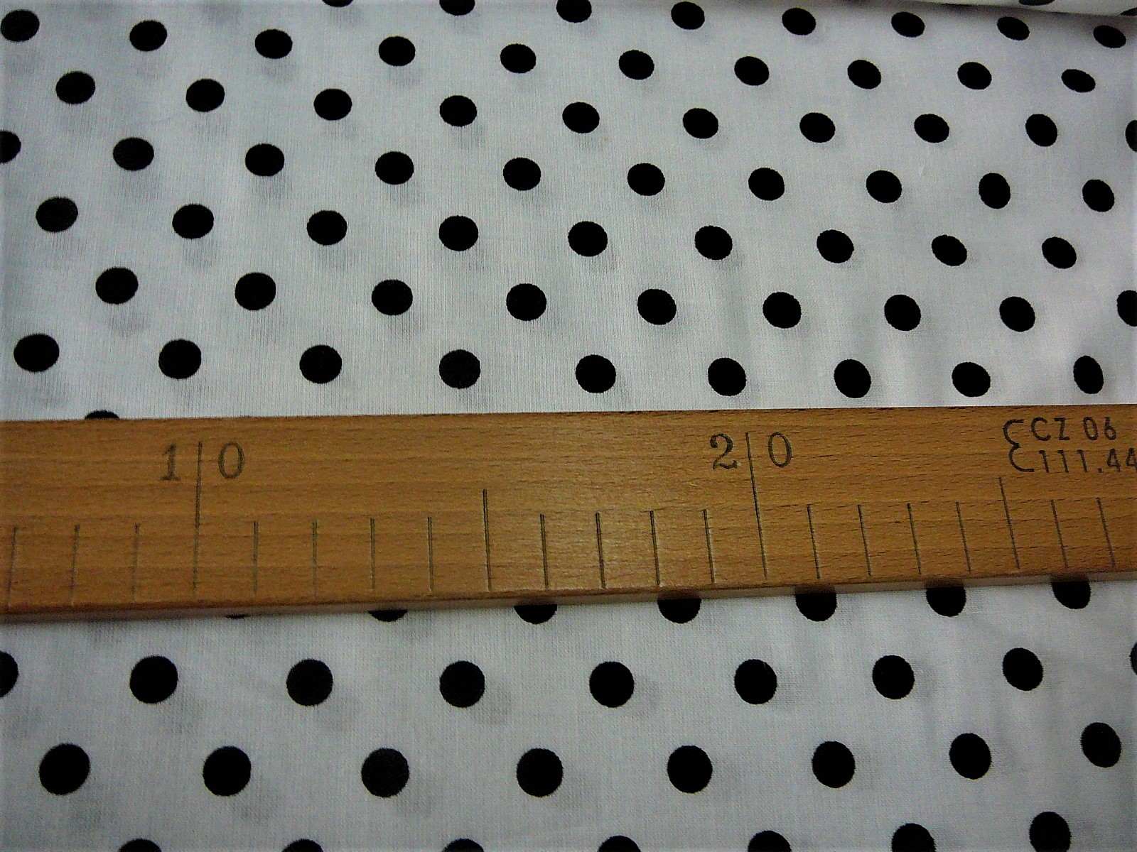 Bavlněná látka - černý puntík na bílé - šíře 150cm