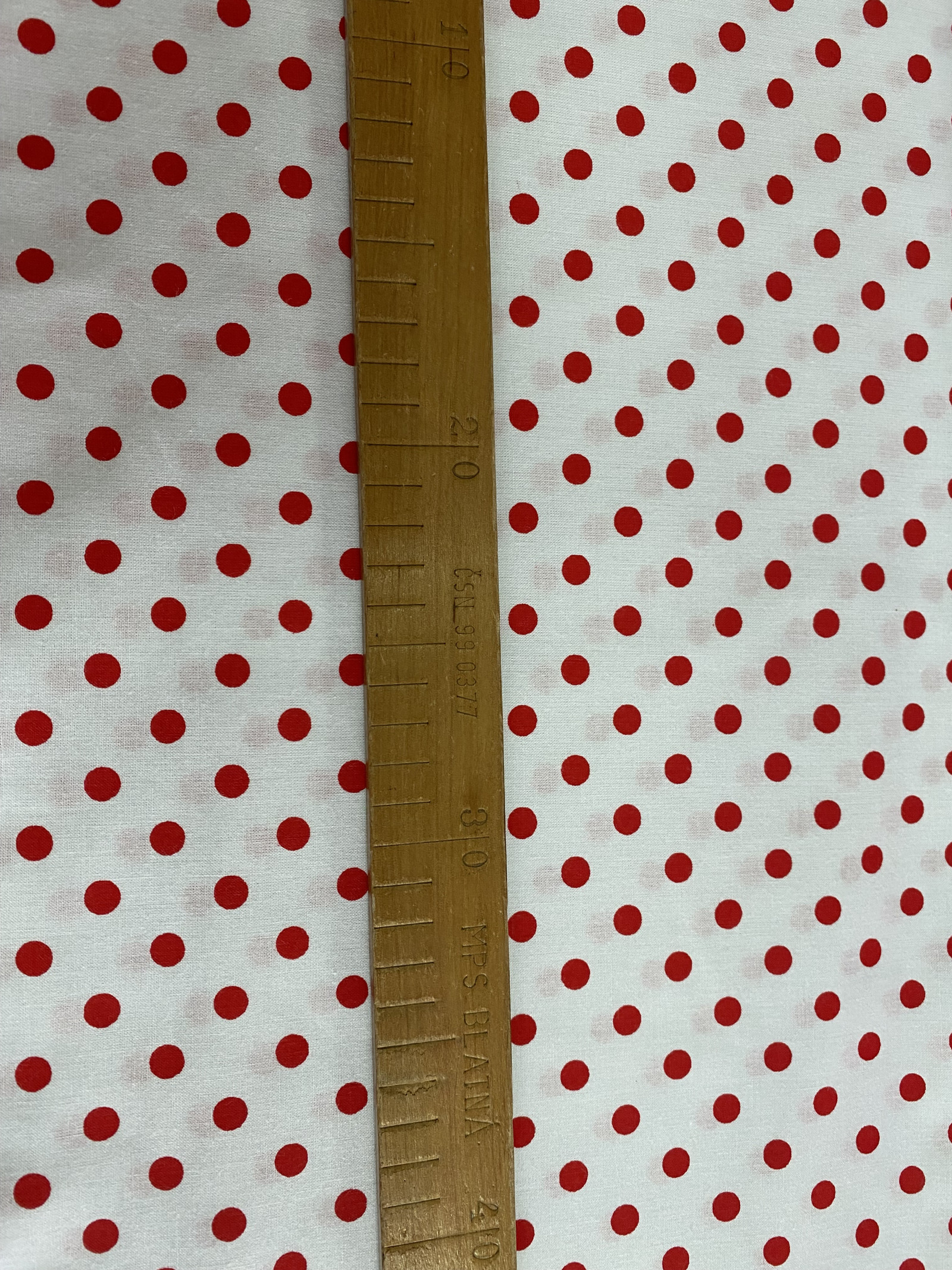 Bavlněná látka - červený puntík na bílé - šíře 150cm