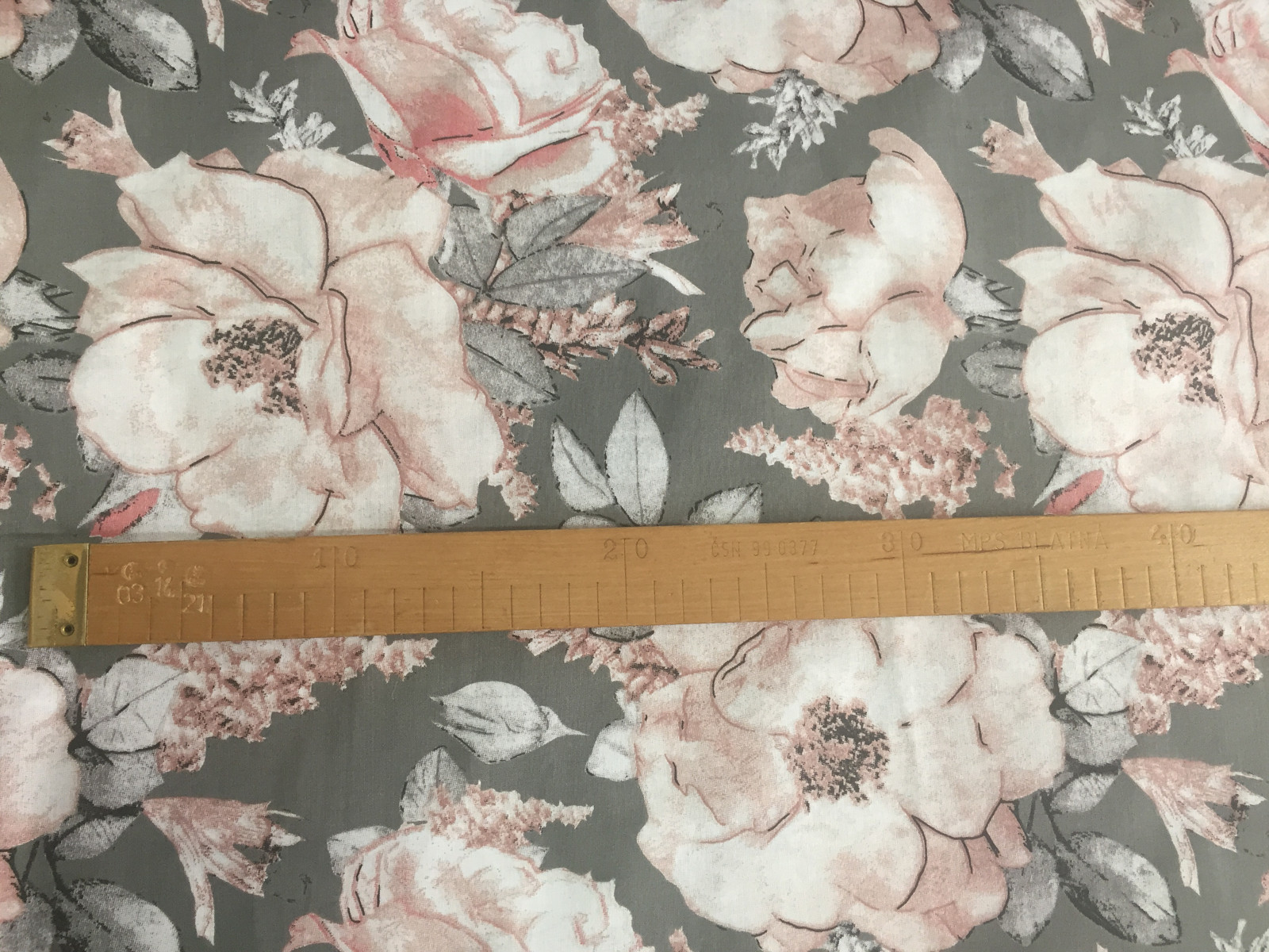 Bavlněná látka - velké květy na šedé - posledních 130cm