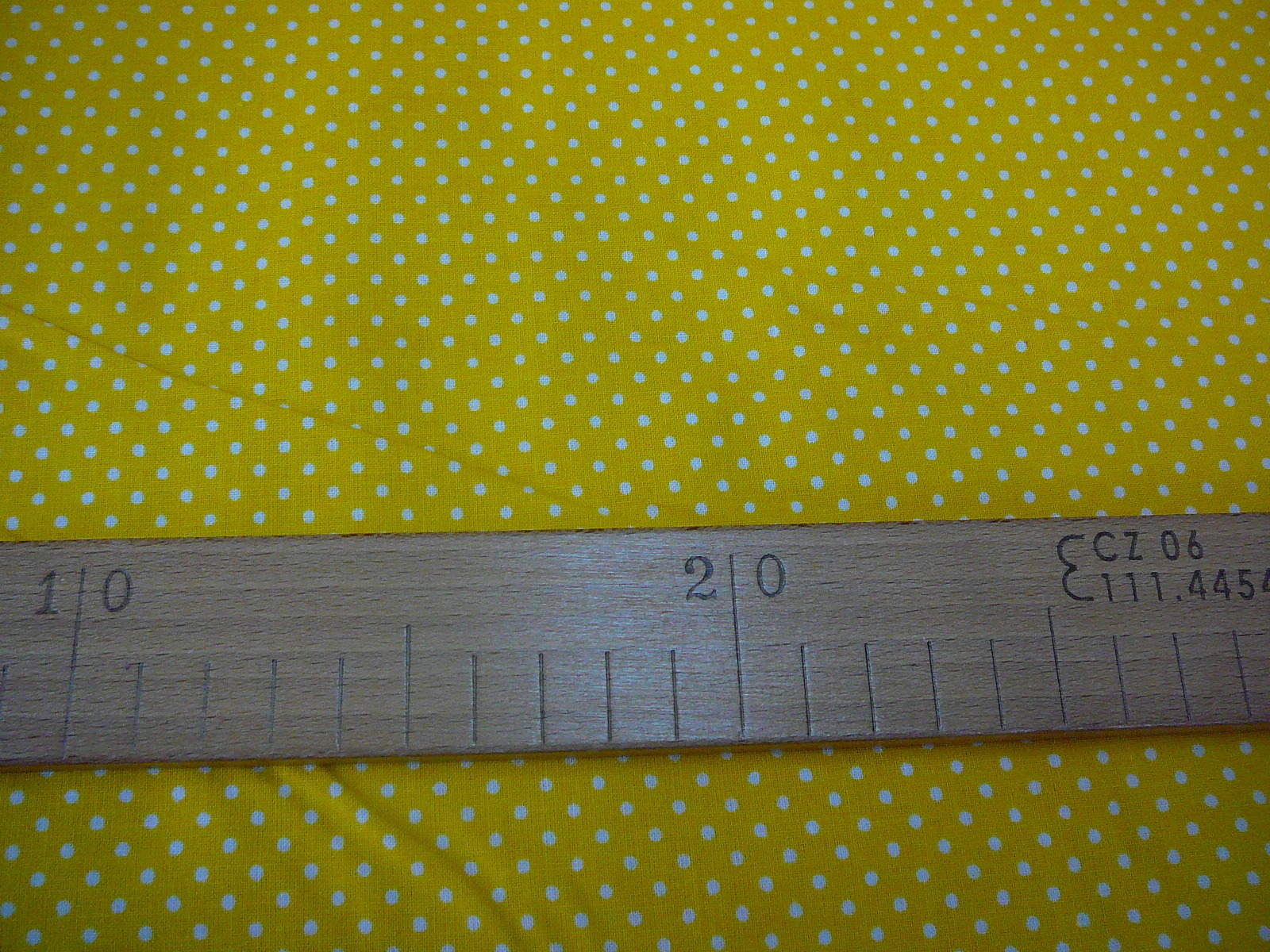 Bavlněná látka - bílý puntíček na žluté - posledních 130cm