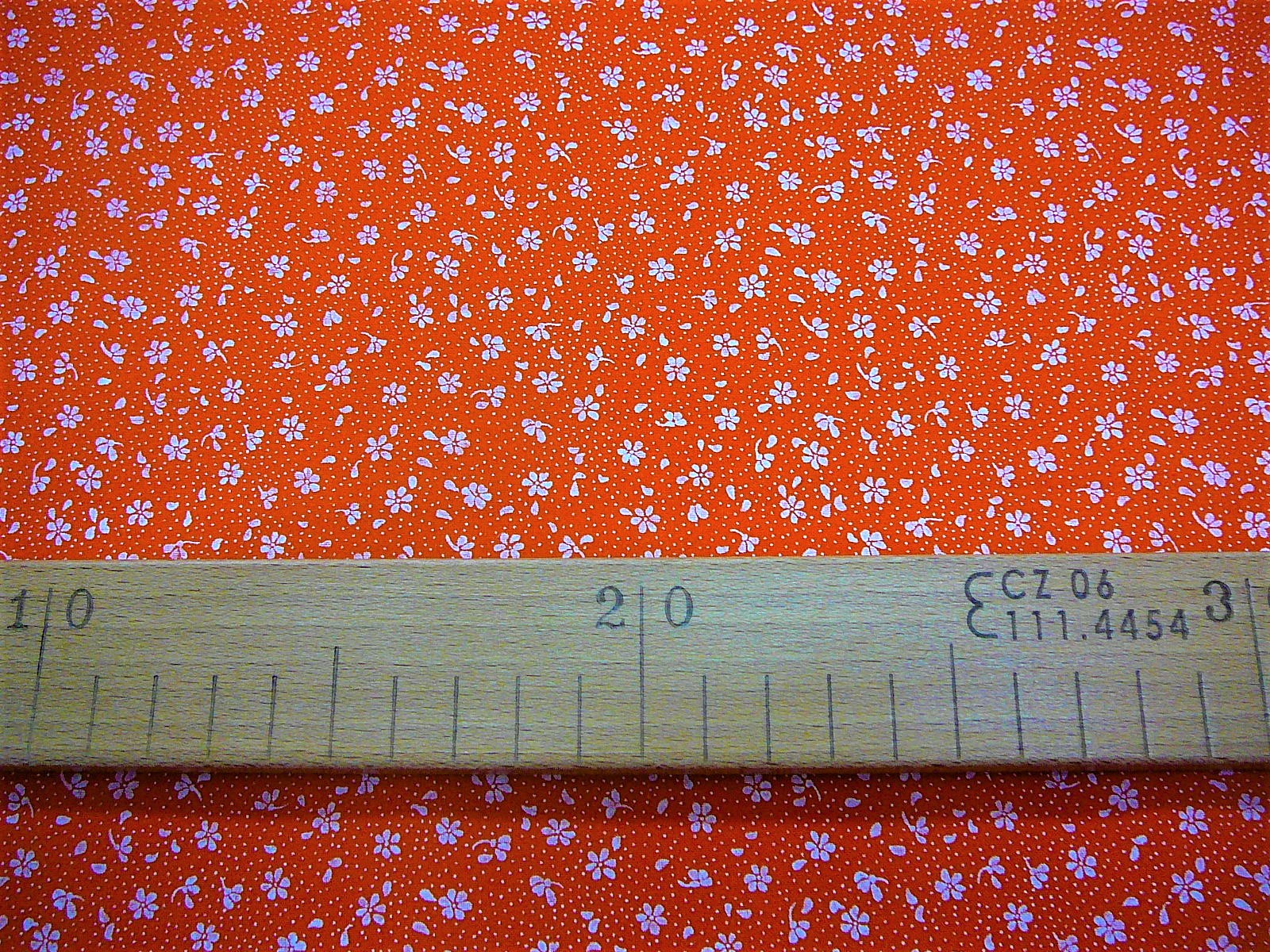 Bavlněná látka - bílé kytičky na oranžové - šíře 160cm
