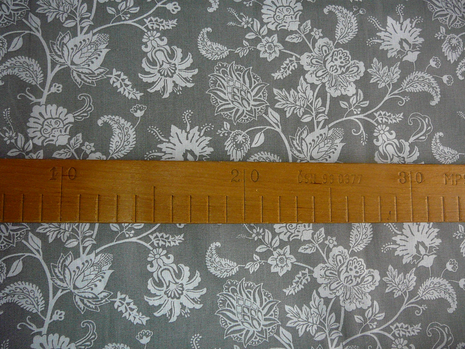 Bavlněná látka - bílé kytičky na šedé - šíře 140cm