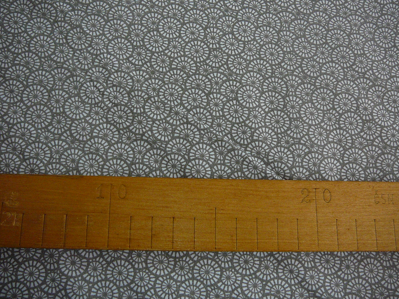 Bavlněná látka - šedá kolečka - šíře 150cm