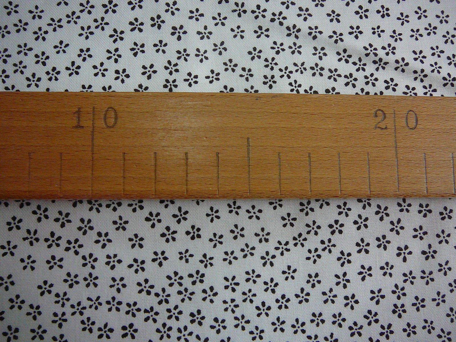 Bavlněná látka - drobná černá kytička - šíře 140cm
