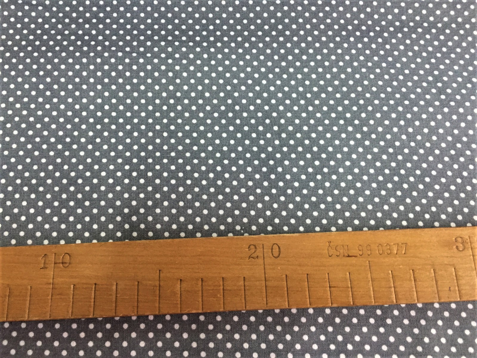 Bavlněná látka - puntíček na tmavě šedé - šíře 140cm