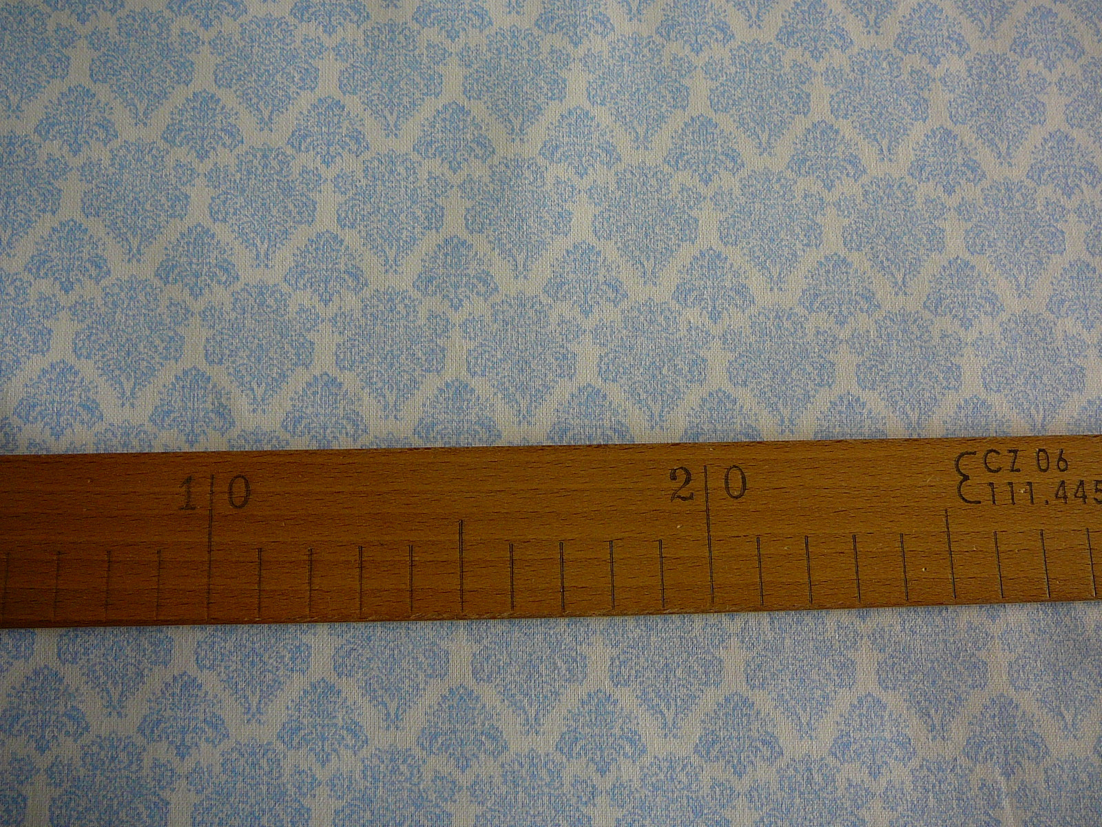Bavlněná látka - modré ornamenty na bílé - šíře 140cm