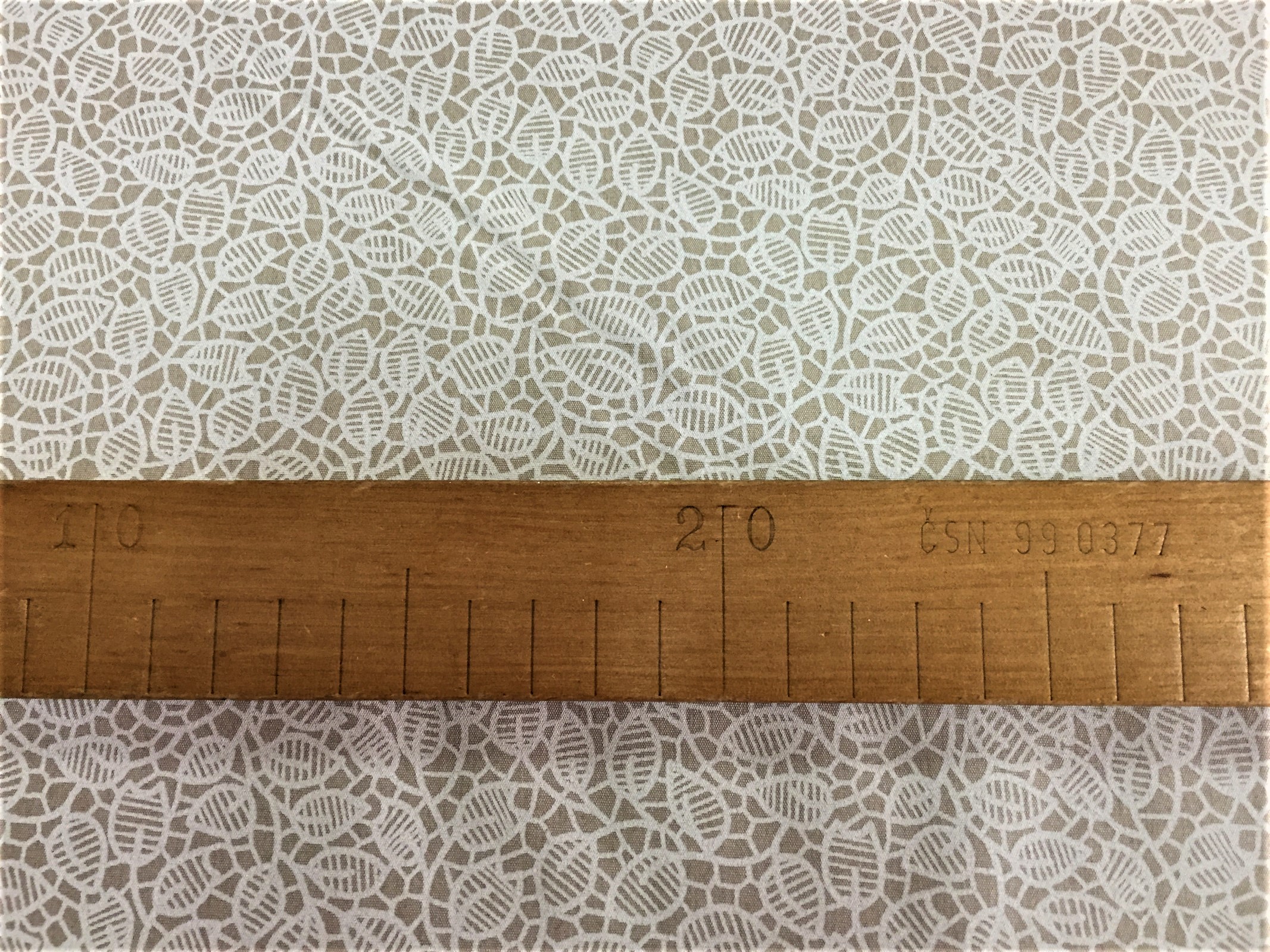 Bavlněná látka - bílé lístky na béžové - šíře 140cm