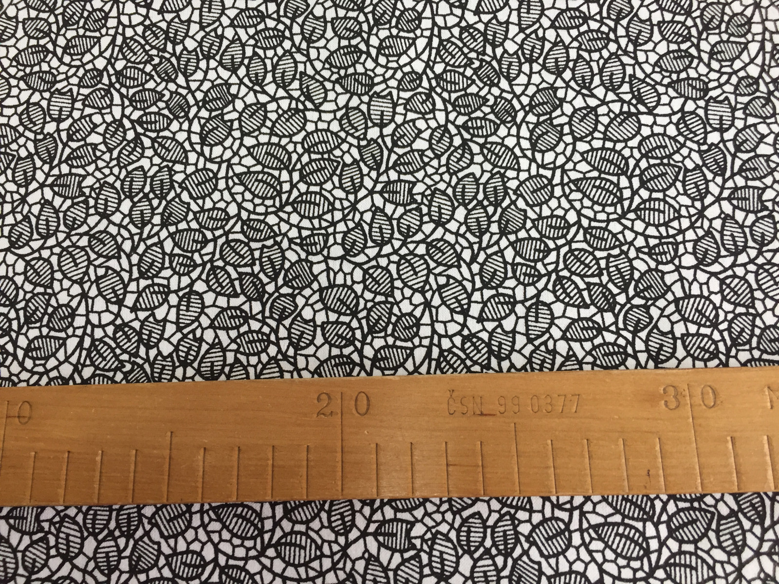 Bavlněná látka - černé lístky na bílé - šíře 140cm