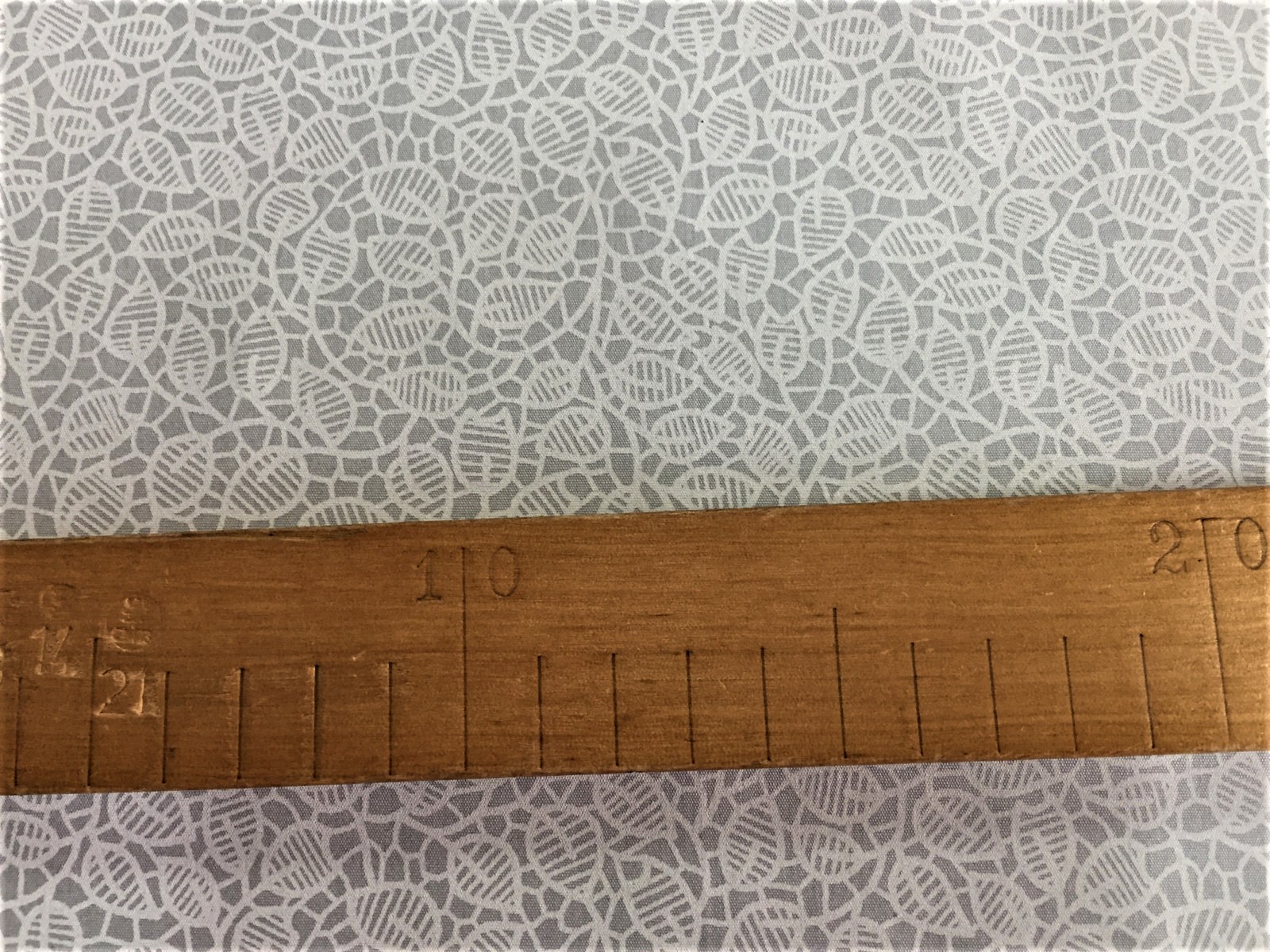 Bavlněná látka - bílé lístky na šedé - šíře 140cm