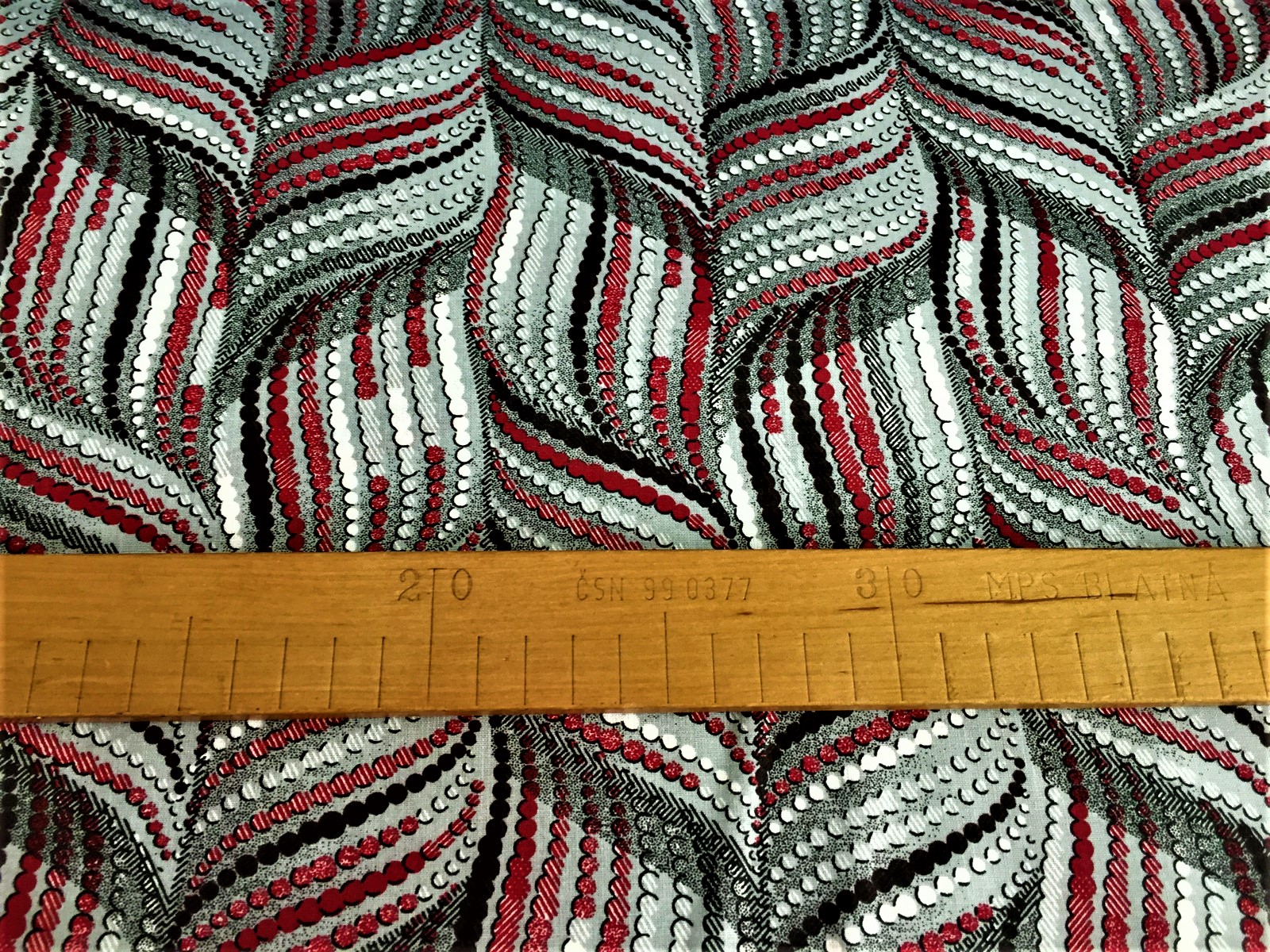 Bavlněná látka - šedočervený cop - posledních 105cm
