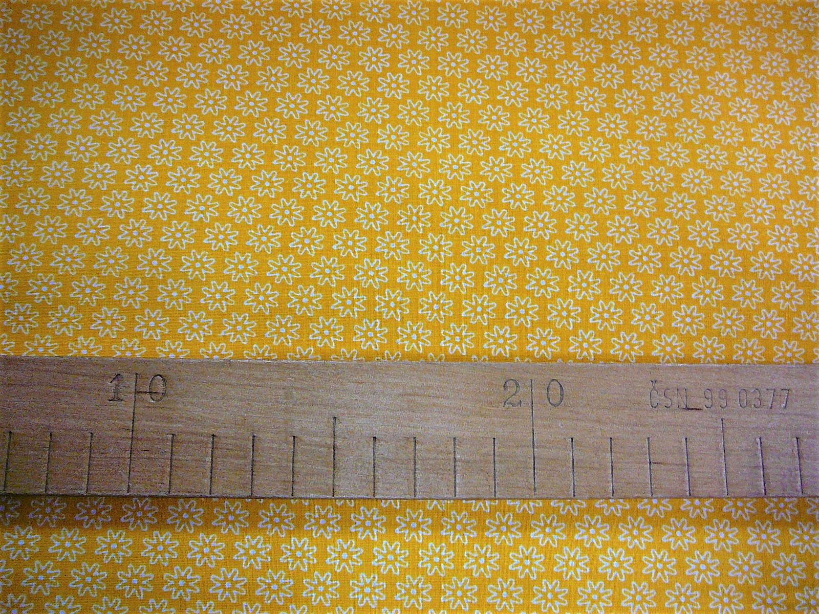 Bavlněná látka - bílé kytičky na žluté - šíře 160cm