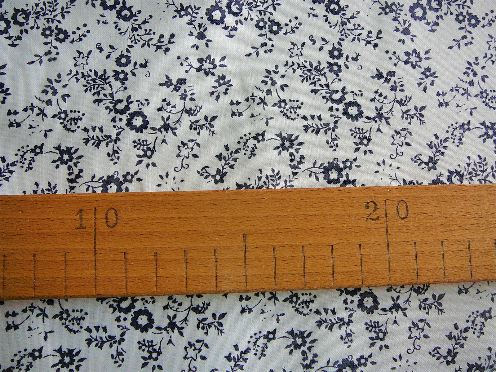 Bavlněná látka - tmavě modré kytičky - šíře 140cm