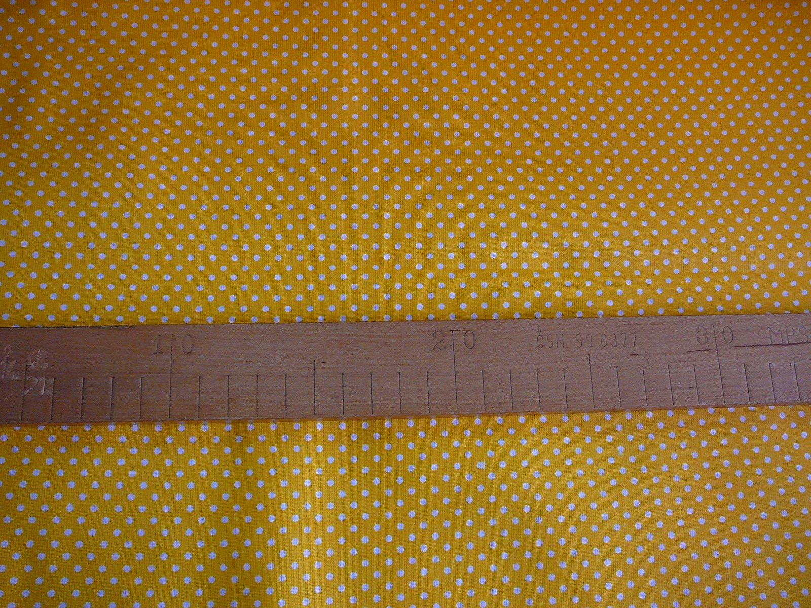 Bavlněná látka - puntíček na žluté - posledních 120cm