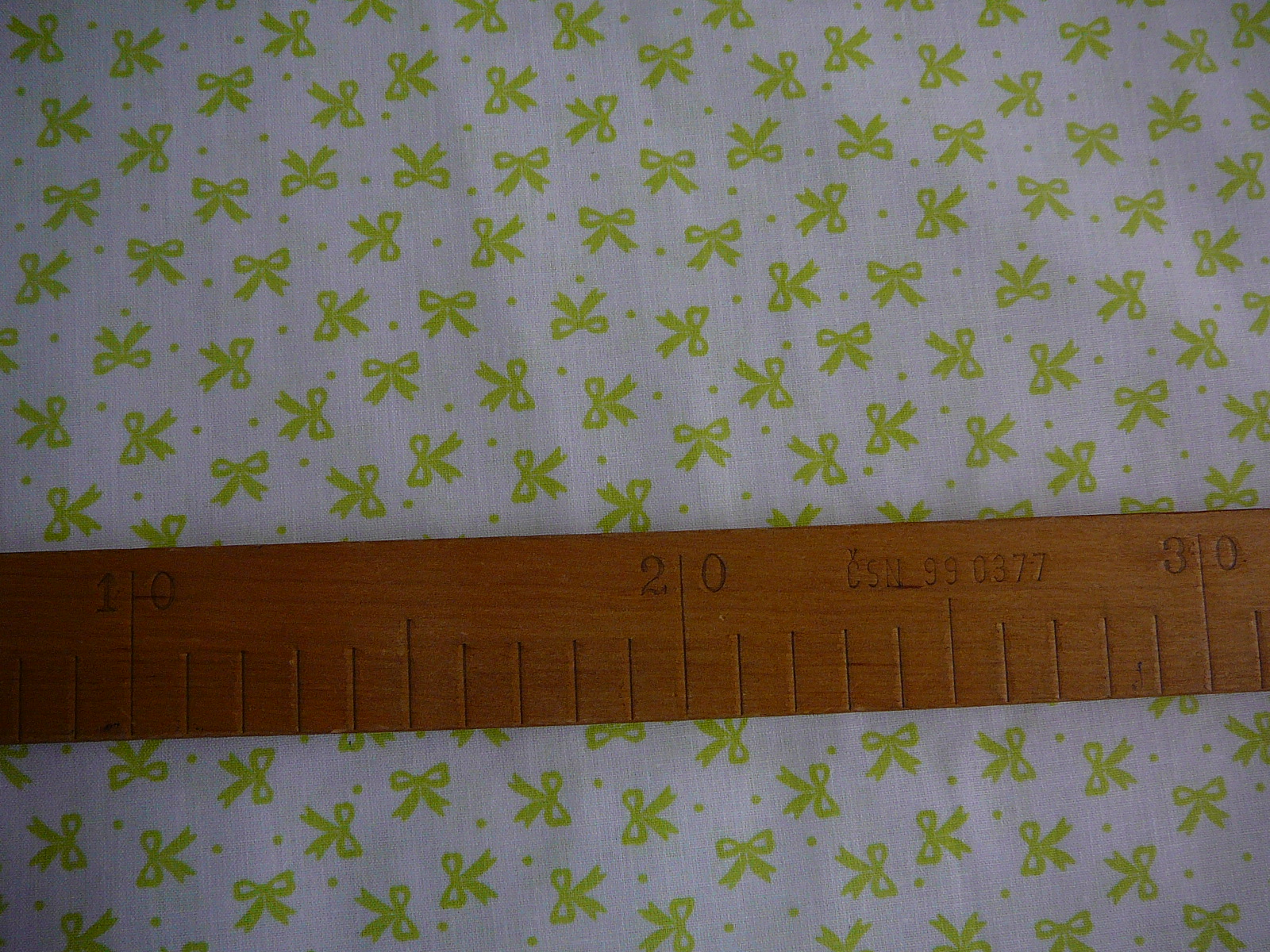 Bavlněná látka - zelené mašličky na bílé - šíře 140cm