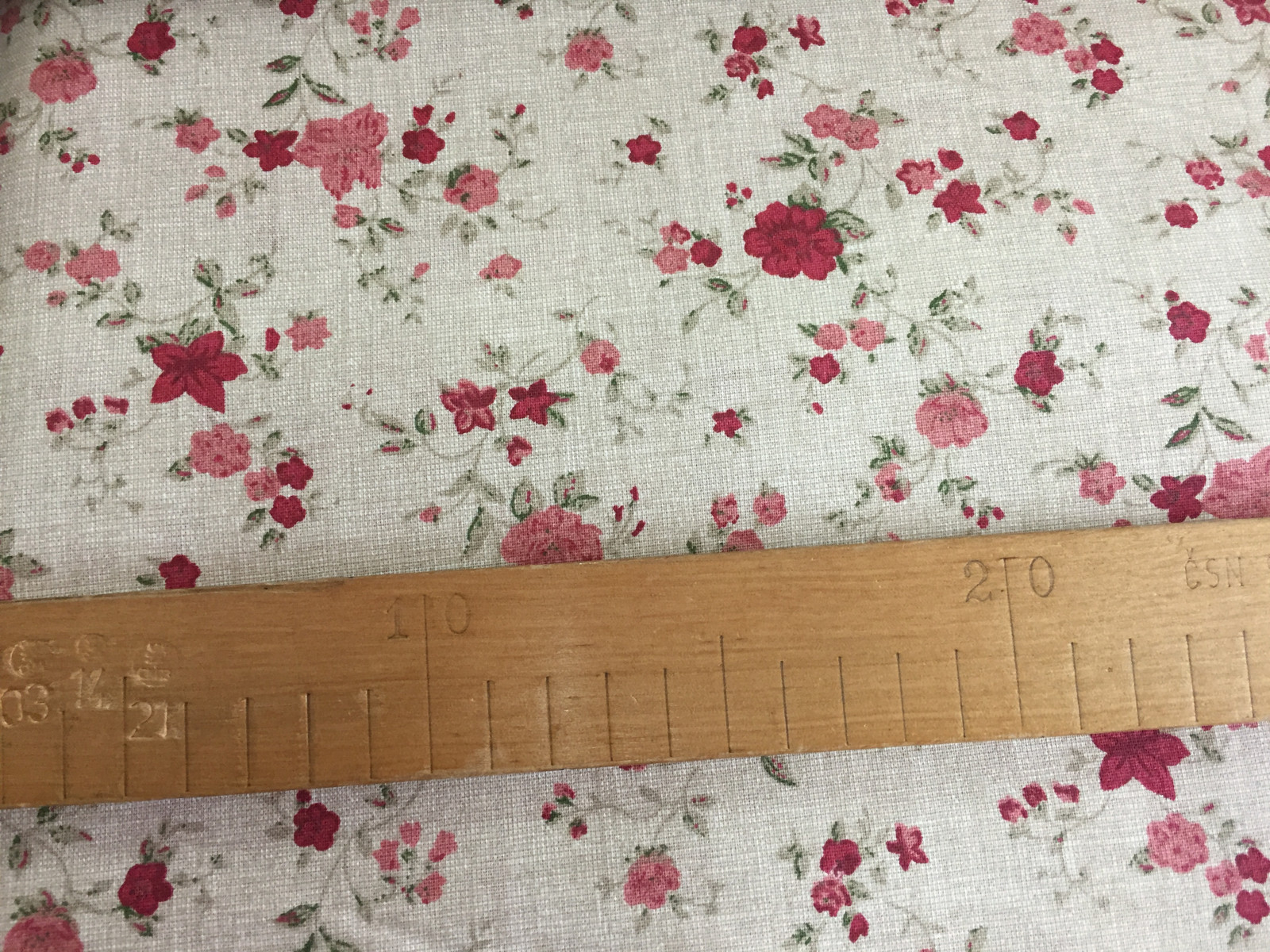 Bavlněná látka - vínové kytičky na režné - šíře 140cm