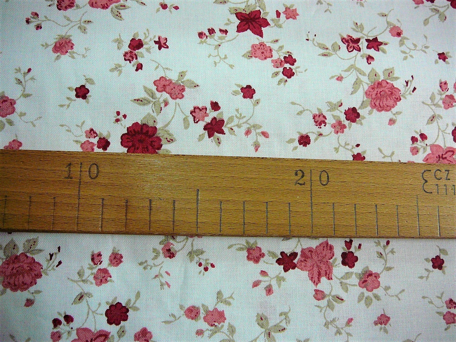 Bavlněná látka - vínové kytičky na bílé - šíře 140cm