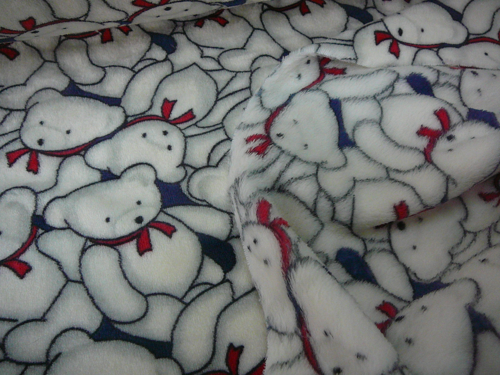 Fleece - medvěd s mašlí - šíře 150cm